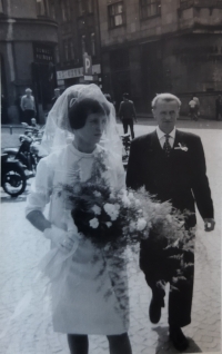 Libuše - the bride of Jindřich Marek on July 11, 1964 with her father Bohuslav Doubravský. In the background is the district seat of the Communist Party of the Czech Republic, a party that significantly influenced the fate of the Marek family
