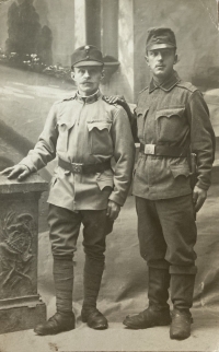 Dědeček pamětnice Rudolf Dressler na snímku vlevo, sloužil jako příslušník Červeného kříže během první světové války v Innsbrucku, vpravo jeho nevlastní bratr Hugo Havelka