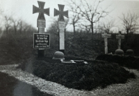 Hrob padlého strýce Rudolfa Dresslera v Dněpropetrovsku, jeho bratr Hugo jej vyfotil a nechal na něj napsat: „Na památku tvůj bratr Hugo.“