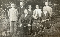 Rodinné foto, zleva strýc Rudolf Dressler, otec pamětnice Emil Pospíšil, teta Laura, maminka Elly Pospíšilová, její starší bratr Hugo Dressler, dole dědeček Rudolf Dressler, jeho maminka a jeho manželka Elisabeth, rok 1931