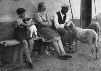 Jiří Bouše se psem Punťou a rodiči, Božena Boušová a Jan Bouše, 1942