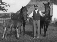 Otec Jan Bouše před chalupou, kobylu vlevo dostal od vlasovce výměnou za civilní oblek, dva měsíce potom měla hříbě, 1945