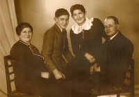 Maminka Irena s rodiči a bratrem, 30. léta 20. století