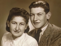 Maminka Irena s bratrem Rudolfem, zakladatelem židovského časopisu Klepy,  30. léta 20. století
