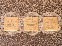 Kameny zmizelých před bývalým domem prarodičů  Jiřího a Alžběty Stadlerových, 2023