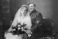 Svatební foto pamětníkova dědečka Josefa, který sloužil jako legionář v první světové válce, a jeho manželky Eleonory