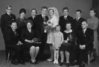 Svatební foto manželů Koktových, vlevo dole sedící pamětníkovi rodiče, rok 1969