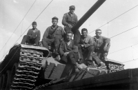Josef Kokta (na snímku uprostřed pod dělem) sloužil na vojně v Tachově u tankové jednotky 