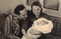Pamětník jako dítě se svými rodiči, 1946
