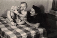 Pamětník jako dítě se svými rodiči, 1947