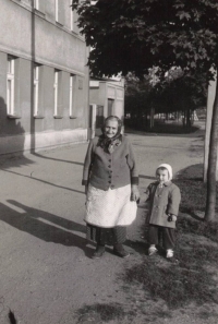 Pamětník jako dítě s babičkou, 1949