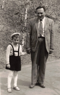 Pamětník jako dítě s tatínkem, 1950