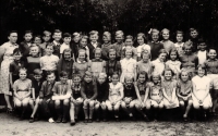Pamětník na základní škole 1952–1953 (dolní řada, třetí zleva)