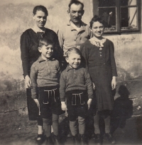 Rodina Jiřího Pötzla v roce 1940, rodiče Terezie a Medard, dole zleva bratr Rudolf, pamětník a sestra Marianne