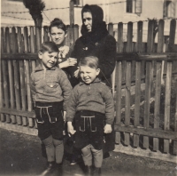 Jiří Pötzl (vpravo dole) se svými sourozenci a babičkou v roce 1940