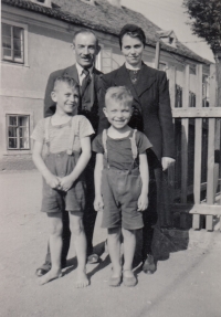 Jiří Pötzl (vpravo dole) s bratrem Rudolfem a rodiči, rok 1943
