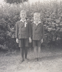 A witness (right) with his brother Rudolf after confirmation, Cheb, 1940