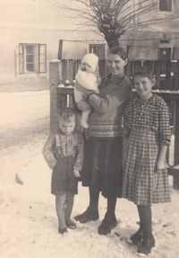 Jiří Pötzl (vlevo dole) s neteří, maminkou a sestrou u Otova mlýna v Chebu, 1942