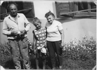 Ruth in Voznice with her great-grandma and great-grandpa in 1972