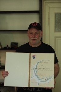Vladimír "Metud" Svoboda with a commemorative diploma for participation in the Third Resistance