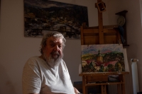 Vladimír Vlk při natáčení v Dobrovicích v roce 2023 - inscenovaný portrét