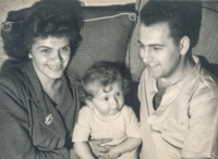 Bohumil Homola s manželkou a dcerou, Praha, 1952