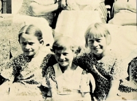 Marie Kadeřábková (uprostřed) jako malá na Volyni, konec 30. let 20. století