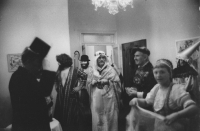 An unidentified man (wearing a hat), Radek Pilař, Jiří Lípa, Adolf Born, František Dvořák, Eva Natus-Šalamounová and Jaroslava Pešicová (left to right) during one of Litografičanka's performances