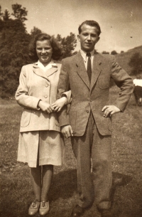 Alžběta Bürgerová with her brother Petr Draxler, 1946