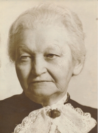 Prababička Heleny Koenigsmarkové Karla Kučerová-Guldenerová, cca 1947. Fotografii pořídila Renata Baleyová, která se stala obětí vraha Huberta Pilčíka