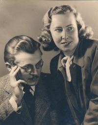 Josef a Alena Koenigsmarkovi, rodiče Heleny Koenigsmarkové, cca 1947. Fotografii pořídila Renata Baleyová, která se stala obětí vraha Huberta Pilčíka