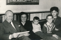 Rodina Fajfrových. Zleva otec Vladimír, matka Jiřina a sourozenci Marek, Daniel a Jana, 1963