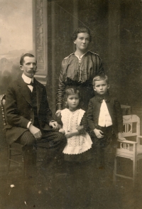 Maminka Ludmila Šedová (děvčátko uprostřed) s rodiči a bratrem, cca 1915