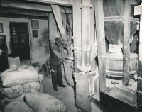 This is what it looked like in the mill in nearby Putna when the mill was still in operation. On the photo the son of the memoirist, 1980s