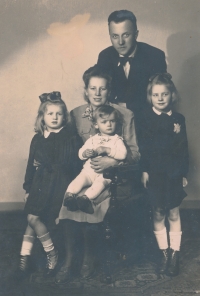 Ludmila Tůmová (vpravo) s rodiči a mladšími sestrami, 1945