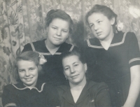 Ludmila Tůmová (vlevo) se sestrami a maminkou, druhá polovina 40. let 20. století
