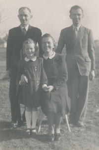 Manžel Ludmily Tůmové Vítězslav (vlevo) s rodiči a sestrou, konec 40. let 20. století