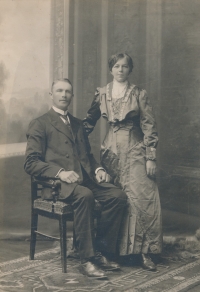 Ludmila Tůmová - strýc z otcovy strany Jan Iška s manželkou, počátek 20. století