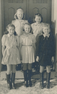 Ludmila Tůmová (dole vpravo) se spolužačkami, 1947