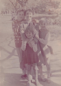 Оксана Новікова з мамою та сестрами, початок 1990-х рр.