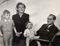 Rosendorfovi před zatčením otce, zleva Petr, Ludmila, Zbyněk, Antonín, 1947