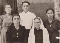 Бабусі та дідусі Велі-кизи Бєбєєви (зліва направо): Шефіка, Осман, Еміне, Зейнеб та прабабця Есма. Узбекистан, після 1944 р.
