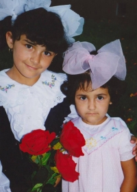 Сафіє зі старшою сестрою. Сімферополь, АР Крим, 1998 р.
