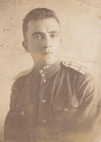 Амза Велі-кизи Бєбєєв, дідусь Сафіє, під час служби в Червноній Армії, початок 1940-х рр.