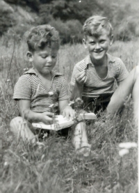 Bratři Petr (vpravo) a Zbyněk Rosendorfovi. 1953