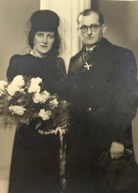 Svatební fotografie rodičů: Ludmila a Antonín Rosendorfovi, 1941