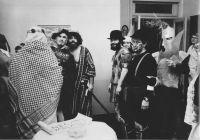 Adolf Born (zády), František Dvořák, Radek Pilař, Jiří Lípa, Jaroslava Pešicová, Jiří Šalamoun a neidentifikovaný člověk v helmě (zleva) při jednom z představení Litografičanky