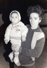 Сафіє з матір'ю Лілію Меметівною Абдурахмановою. Сімферополь, АР Крим, 1995 р.
