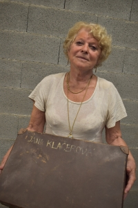 Jana Urbanová, née Klačerová, with the suitcase she came to Terezín with