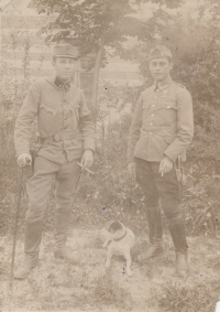 Benno Nettl, dědeček pamětnice (stojící vpravo), cca 1915–1916